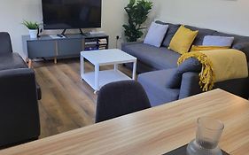 The Grove- 3 Bed Detached House - Free Parking- Sleeps 7- Families, Contractors And Group Stays- Near Wolverhampton Town Centre And Stadium